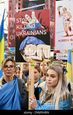 London, Großbritannien. "Herz gebrochen, aber nicht gebrochen" Ökumenischer Dienst zum Gedenken an den ersten Jahrestag der russischen Invasion der Ukraine. St. Volodymyr Statue, Holland Park. Kredit: michael melia/Alamy Live News Stockfoto