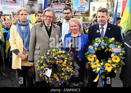 London, Großbritannien. "Herz gebrochen, aber nicht gebrochen" Ökumenischer Dienst zum Gedenken an den ersten Jahrestag der russischen Invasion der Ukraine. St. Volodymyr Statue, Holland Park. Kredit: michael melia/Alamy Live News Stockfoto