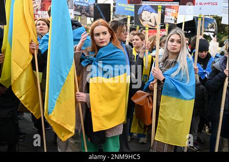 London, Großbritannien. "Herz gebrochen, aber nicht gebrochen" Ökumenischer Dienst zum Gedenken an den ersten Jahrestag der russischen Invasion der Ukraine. St. Volodymyr Statue, Holland Park. Kredit: michael melia/Alamy Live News Stockfoto