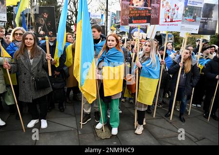 London, Großbritannien. "Herz gebrochen, aber nicht gebrochen" Ökumenischer Dienst zum Gedenken an den ersten Jahrestag der russischen Invasion der Ukraine. St. Volodymyr Statue, Holland Park. Kredit: michael melia/Alamy Live News Stockfoto