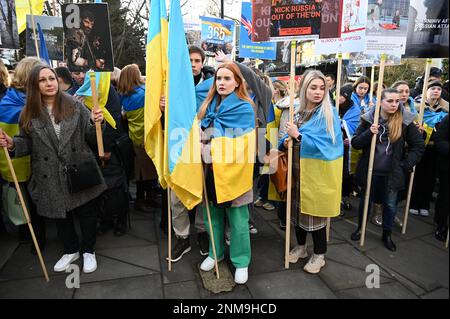 London, Großbritannien. "Herz gebrochen, aber nicht gebrochen" Ökumenischer Dienst zum Gedenken an den ersten Jahrestag der russischen Invasion der Ukraine. St. Volodymyr Statue, Holland Park. Kredit: michael melia/Alamy Live News Stockfoto