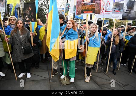 London, Großbritannien. "Herz gebrochen, aber nicht gebrochen" Ökumenischer Dienst zum Gedenken an den ersten Jahrestag der russischen Invasion der Ukraine. St. Volodymyr Statue, Holland Park. Kredit: michael melia/Alamy Live News Stockfoto