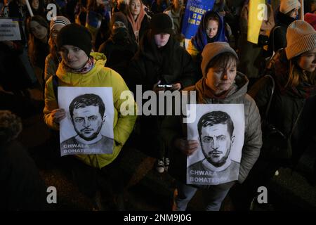 Warschau, Polen. 24. Februar 2023. Man sieht, wie Menschen am ersten Jahrestag der Invasion der Ukraine am 24. Februar 2023 vor der russischen Botschaft in Warschau, Polen, an einem Protest teilnahmen. Kredit: SIPA USA/Alamy Live News Stockfoto