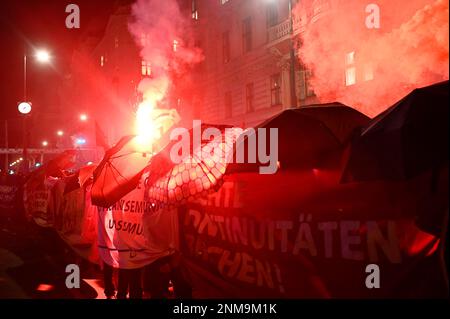 Wien, Österreich. 24. Februar 2023 Wieder Demonstrationen im Rahmen des Wiener Akademischen Balls in der Wiener Innenstadt. Kredit: Franz Perc/Alamy Live News Stockfoto