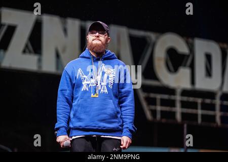 Danzig, Polen. 24. Februar 2023. Der bekannteste ukrainische Hip-Hop-Künstler Skofka (Wolodymyr Volodymyrovych Samoliuk) tritt live während des Treffens am Jahrestag des russischen Angriffs auf die Ukraine in Plac Solidarności während der europäischen Anti-Kriegs-Kundgebung der Solidarität mit der Ukraine am 24. Februar 2023 in Danzig auf; Polen Skofkas engagierte Arbeit macht ihn zum Sprecher seiner Nation, und seine Musik hat Millionen von Ansichten im Internet und begleitet die Ukrainer im Kampf. Kredit: Vadim Pacajev/Alamy Live News Stockfoto