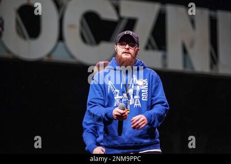 Danzig, Polen. 24. Februar 2023. Der bekannteste ukrainische Hip-Hop-Künstler Skofka (Wolodymyr Volodymyrovych Samoliuk) tritt live während des Treffens am Jahrestag des russischen Angriffs auf die Ukraine in Plac Solidarności während der europäischen Anti-Kriegs-Kundgebung der Solidarität mit der Ukraine am 24. Februar 2023 in Danzig auf; Polen Skofkas engagierte Arbeit macht ihn zum Sprecher seiner Nation, und seine Musik hat Millionen von Ansichten im Internet und begleitet die Ukrainer im Kampf. Kredit: Vadim Pacajev/Alamy Live News Stockfoto