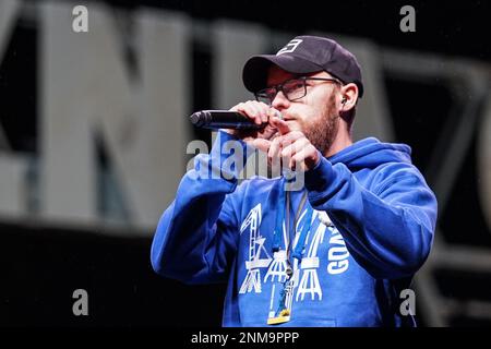 Danzig, Polen. 24. Februar 2023. Der bekannteste ukrainische Hip-Hop-Künstler Skofka (Wolodymyr Volodymyrovych Samoliuk) tritt live während des Treffens am Jahrestag des russischen Angriffs auf die Ukraine in Plac Solidarności während der europäischen Anti-Kriegs-Kundgebung der Solidarität mit der Ukraine am 24. Februar 2023 in Danzig auf; Polen Skofkas engagierte Arbeit macht ihn zum Sprecher seiner Nation, und seine Musik hat Millionen von Ansichten im Internet und begleitet die Ukrainer im Kampf. Kredit: Vadim Pacajev/Alamy Live News Stockfoto