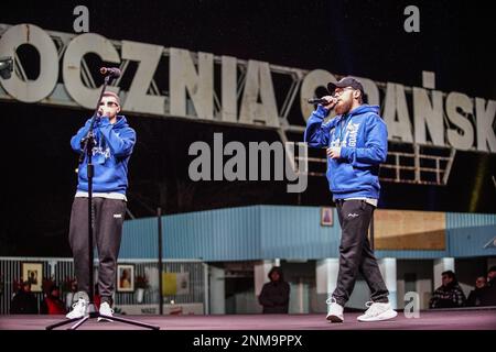 Danzig, Polen. 24. Februar 2023. Der bekannteste ukrainische Hip-Hop-Künstler Skofka (Wolodymyr Volodymyrovych Samoliuk) tritt live während des Treffens am Jahrestag des russischen Angriffs auf die Ukraine in Plac Solidarności während der europäischen Anti-Kriegs-Kundgebung der Solidarität mit der Ukraine am 24. Februar 2023 in Danzig auf; Polen Skofkas engagierte Arbeit macht ihn zum Sprecher seiner Nation, und seine Musik hat Millionen von Ansichten im Internet und begleitet die Ukrainer im Kampf. Kredit: Vadim Pacajev/Alamy Live News Stockfoto