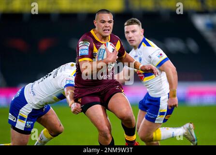 Tuimoala Lolohea der Huddersfield Giants wird während des Spiels der Betfred Super League im John Smith's Stadium, Huddersfield, angegriffen. Foto: Freitag, 24. Februar 2023. Stockfoto