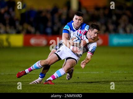 Bristol Bears' AJ MacGinty wird von Bath Rugby's Cameron Redpath während des Spiels der Gallagher Premiership auf dem Erholungsgelände in Bath angegriffen. Foto: Freitag, 24. Februar 2023. Stockfoto