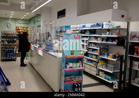 Kunden am Rezeptionsschalter in Boots Chemist, whitstable Town, East kent, uk februar 2023 Stockfoto