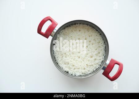 Gekochter Reis in einer Schüssel auf weißem Hintergrund. Stockfoto