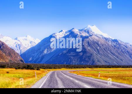 Die hohen felsigen Berggipfel des Aoraki Mt. Cook näherten sich vom Highway 80 in Neuseeland. Stockfoto