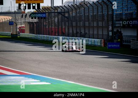 Sakhir, Bahrain, 24. Februar 2023, Nico Hulkenberg aus Deutschland, tritt um die Haas F1 an. Wintertests, die Wintertests der Formel-1-Meisterschaft 2023. Kredit: Michael Potts/Alamy Live News Stockfoto