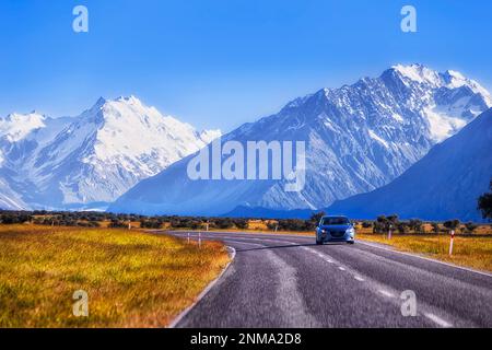 Highway 80 mit kleinem Pkw im Mt. Cook Aoraki Tasman Valley von Neuseeland. Stockfoto