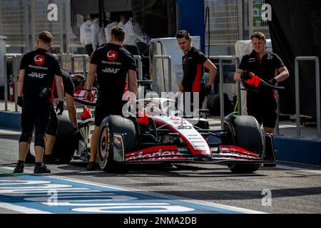 Sakhir, Bahrain, 24. Februar 2023, Nico Hulkenberg aus Deutschland, tritt um die Haas F1 an. Wintertests, die Wintertests der Formel-1-Meisterschaft 2023. Kredit: Michael Potts/Alamy Live News Stockfoto