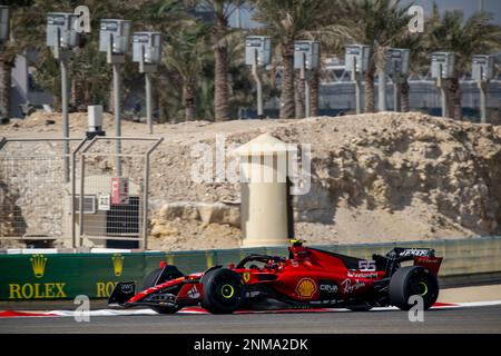 Sakhir, Bahrain, 24. Februar 2023, Carlos Sainz aus Spanien tritt um Scuderia Ferrari an. Wintertests, die Wintertests der Formel-1-Meisterschaft 2023. Kredit: Michael Potts/Alamy Live News Stockfoto