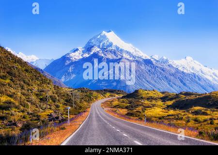 Der schneebedeckte Gipfel des Cook Aoraki in den hohen Bergen Neuseelands vom Highway 80. Stockfoto