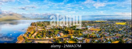 Lake Te Anau und Te Anau Stadt im Fjordland von Neuseeland - malerisches Panoramablick über den Gateway zum Milford Sound. Stockfoto