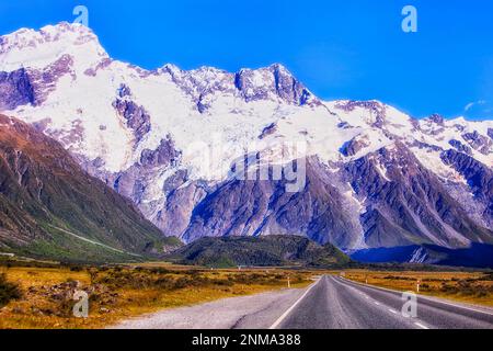 Das Dorf Aoraki Munt Cook liegt unter einem felsigen Gebirgszug im Tasman-Tal von Neuseeland am Highway 80. Stockfoto