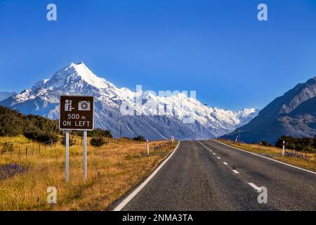 Aussichtsschild für Tourismusziele auf dem Highway 80, der sich dem Mount Cook in Neuseeland nähert. Stockfoto