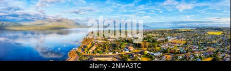 Lake Te Anau und die Stadt Te Anau im Fjordland von Neuseeland – Panoramablick über den Gateway zum Milford Sound. Stockfoto