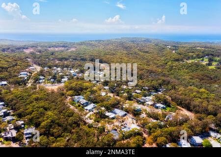 Vom See Macquarie Seeufer entfernter pazifikmeer Murrays Beach in Gummibäumen - Luftlandschaft. Stockfoto