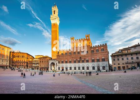 Piazza del Campo mit dem historischen Palazzo Pubblico und Torre del Mangia im Zentrum von Siena, Toskana, Italien. Stockfoto