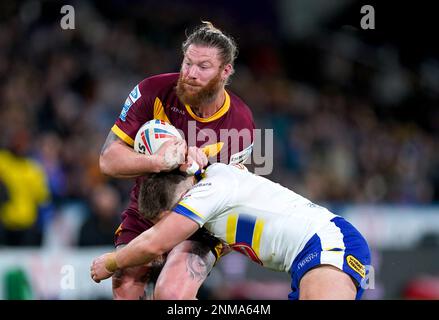 Chris McQueen von Huddersfield Giants wird während des Spiels der Betfred Super League im John Smith's Stadium, Huddersfield, von George Williams von Warrington Wolves angegriffen. Foto: Freitag, 24. Februar 2023. Stockfoto