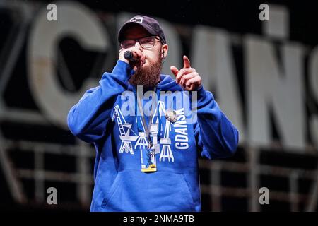 Danzig, Polen. 24. Februar 2023. Der bekannteste ukrainische Hip-Hop-Künstler Skofka (Wolodymyr Volodymyrovych Samoliuk) tritt live während des Treffens zum Jahrestag des russischen Angriffs auf die Ukraine im Plac Solidarno?ci während der Anti-Kriegs-Europarundgebung der Solidarität mit der Ukraine am 24. Februar 2023 in Danzig auf; Polen Skofkas engagierte Arbeit macht ihn zum Sprecher seiner Nation, und seine Musik hat Millionen von Ansichten im Internet und begleitet die Ukrainer im Kampf. (Foto: Vadim Pacajev/Sipa USA) Guthaben: SIPA USA/Alamy Live News Stockfoto