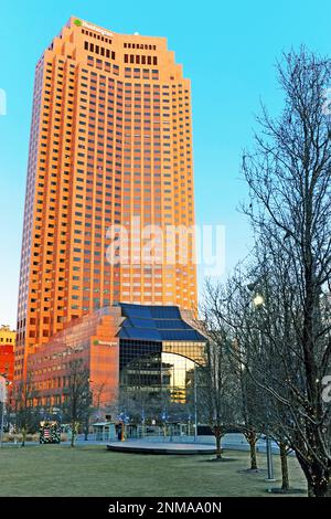 Der 45-stöckige postmoderne Wolkenkratzer, 200 Public Square, ragt über dem Public Square in der Innenstadt von Cleveland, Ohio, USA. Stockfoto