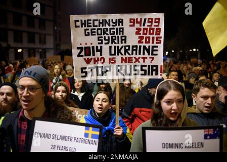 Warschau, Warschau, Polen. 24. Februar 2023. Während des Jahrestages eines einjährigen Krieges in der Ukraine am 24. Februar 2023 in Warschau, Polen, rufen die Menschen Slogans und halten Schilder in der Hand. Hunderte von Menschen versammelten sich außerhalb der russischen Botschaft, um gegen die jahrelange russische Aggression gegen die Ukraine zu protestieren und an diejenigen zu erinnern, die ihr Leben verloren haben. (Kreditbild: © Aleksander Kalka/ZUMA Press Wire) NUR REDAKTIONELLE VERWENDUNG! Nicht für den kommerziellen GEBRAUCH! Stockfoto