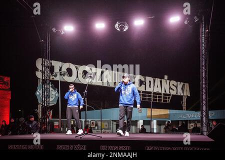 Danzig, Polen. 24. Februar 2023. Der bekannteste ukrainische Hip-Hop-Künstler Skofka (Wolodymyr Volodymyrovych Samoliuk) tritt live während des Treffens zum Jahrestag des russischen Angriffs auf die Ukraine im Plac Solidarno?ci während der Anti-Kriegs-Europarundgebung der Solidarität mit der Ukraine am 24. Februar 2023 in Danzig auf; Polen Skofkas engagierte Arbeit macht ihn zum Sprecher seiner Nation, und seine Musik hat Millionen von Ansichten im Internet und begleitet die Ukrainer im Kampf. (Foto: Vadim Pacajev/Sipa USA) Guthaben: SIPA USA/Alamy Live News Stockfoto