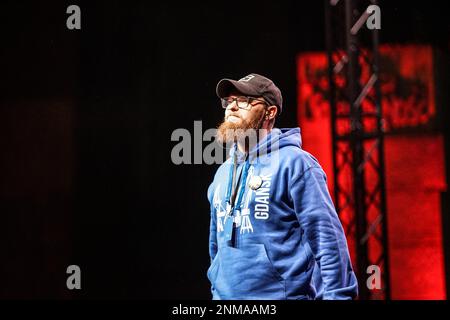 Danzig, Polen. 24. Februar 2023. Der bekannteste ukrainische Hip-Hop-Künstler Skofka (Wolodymyr Volodymyrovych Samoliuk) tritt live während des Treffens zum Jahrestag des russischen Angriffs auf die Ukraine im Plac Solidarno?ci während der Anti-Kriegs-Europarundgebung der Solidarität mit der Ukraine am 24. Februar 2023 in Danzig auf; Polen Skofkas engagierte Arbeit macht ihn zum Sprecher seiner Nation, und seine Musik hat Millionen von Ansichten im Internet und begleitet die Ukrainer im Kampf. (Foto: Vadim Pacajev/Sipa USA) Guthaben: SIPA USA/Alamy Live News Stockfoto