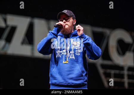 Danzig, Polen. 24. Februar 2023. Der bekannteste ukrainische Hip-Hop-Künstler Skofka (Wolodymyr Volodymyrovych Samoliuk) tritt live während des Treffens zum Jahrestag des russischen Angriffs auf die Ukraine im Plac Solidarno?ci während der Anti-Kriegs-Europarundgebung der Solidarität mit der Ukraine am 24. Februar 2023 in Danzig auf; Polen Skofkas engagierte Arbeit macht ihn zum Sprecher seiner Nation, und seine Musik hat Millionen von Ansichten im Internet und begleitet die Ukrainer im Kampf. (Foto: Vadim Pacajev/Sipa USA) Guthaben: SIPA USA/Alamy Live News Stockfoto