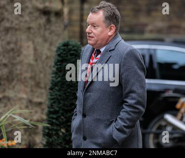 London, Großbritannien. 24. Februar 2023. David Frost, Baron Frost (Lord Frost), konservativer Peer, ehemaliger Staatsminister im Kabinett und ehemaliger Brexit-Unterhändler, betritt heute die Downing Street 10, kurz vor einer Schweigeminute, die der Ministerpräsident am Jahrestag der Invasion der Ukraine einhält. Kredit: Imageplotter/Alamy Live News Stockfoto