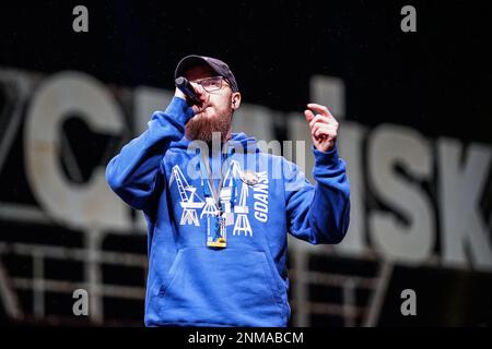 Danzig, Polen. 24. Februar 2023. Der bekannteste ukrainische Hip-Hop-Künstler Skofka (Wolodymyr Volodymyrovych Samoliuk) tritt live während des Treffens zum Jahrestag des russischen Angriffs auf die Ukraine im Plac Solidarno?ci während der Anti-Kriegs-Europarundgebung der Solidarität mit der Ukraine am 24. Februar 2023 in Danzig auf; Polen Skofkas engagierte Arbeit macht ihn zum Sprecher seiner Nation, und seine Musik hat Millionen von Ansichten im Internet und begleitet die Ukrainer im Kampf. (Foto: Vadim Pacajev/Sipa USA) Guthaben: SIPA USA/Alamy Live News Stockfoto