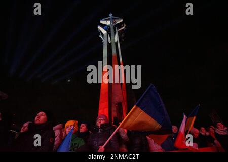 Danzig, Polen. 24. Februar 2023. Menschen mit ukrainischer und polnischer Flagge, die am ersten Jahrestag des russischen Angriffs auf die Ukraine im Plac Solidarnosci an der Anti-Kriegs-Rallye der europäischen Solidarität mit der Ukraine teilnehmen, sind am 24. Februar 2023 in Danzig, Polen, zu sehen (Foto: Michal Fludra/NurPhoto). Kredit: NurPhoto SRL/Alamy Live News Stockfoto