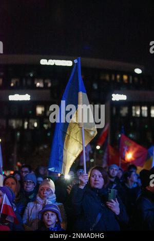 Danzig, Polen. 24. Februar 2023. Menschen mit ukrainischer und polnischer Flagge, die am ersten Jahrestag des russischen Angriffs auf die Ukraine im Plac Solidarnosci an der Anti-Kriegs-Rallye der europäischen Solidarität mit der Ukraine teilnehmen, sind am 24. Februar 2023 in Danzig, Polen, zu sehen (Foto: Michal Fludra/NurPhoto). Kredit: NurPhoto SRL/Alamy Live News Stockfoto