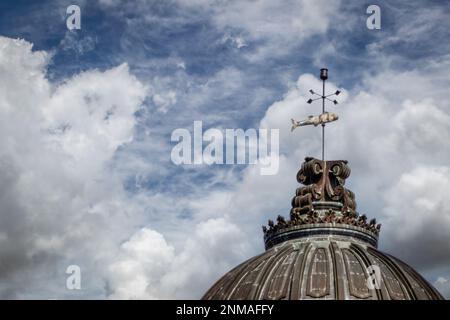 Kupferkuppel mit Fischwetterflügel gegen bewölkten Himmel Raum zum Kopieren Stockfoto