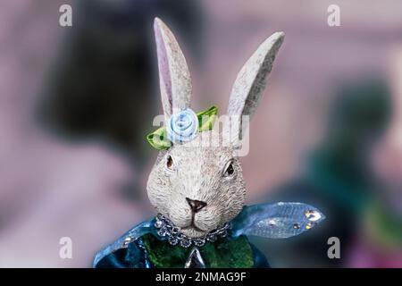 Kopf und Schultern von Osterhase-Figuren - in glänzender Kleidung gekleidet - abstrakt verschwommener Hintergrund und Platz für Kopien Stockfoto