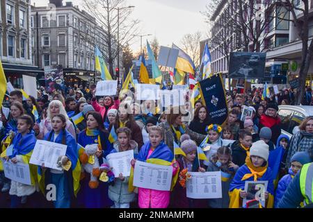 London, Großbritannien. 24. Februar 2023 Demonstranten passieren Notting Hill Gate. Tausende von Menschen marschierten aus Holland Park in die russische Botschaft während eines Protestes gegen die Ukraine am ersten Jahrestag der russischen Invasion. Kredit: Vuk Valcic/Alamy Live News Stockfoto