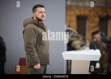 Kiew, Ukraine. 24. Februar 2023. Der ukrainische Präsident Wolodymyr Zelenskyy feiert die Soldaten während des 1. Jahrestages der russischen Invasion auf dem Platz der Hagia Sophia am 24. Februar 2023 in Kiew, Ukraine. Kredit: Pool Photo/Pressestelle Des Ukrainischen Präsidenten/Alamy Live News Stockfoto