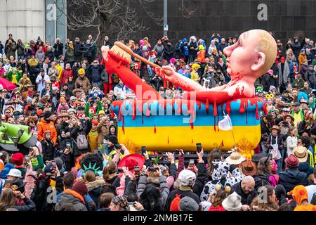 Rosenmontagszug in Düsseldorf, Strassenkarneval, Motivwagen im Karneval, von Wagenbauer Jacques Tilly, Vladimir Putin badet in einer Badewanne, in den Stockfoto