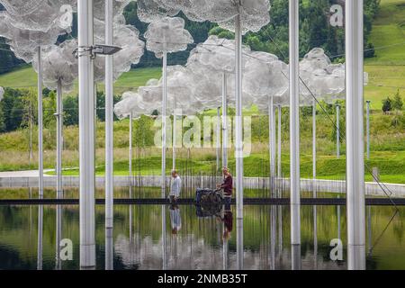 Crystal-Cloud und Spiegelbad, Swarovski Kristallwelten, Crystal World Museum, Innsbruck, Österreich Stockfoto