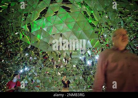 Crystal-Dome, Wunderkammern, Swarovski Kristallwelten, Crystal World Museum, Innsbruck, Österreich Stockfoto