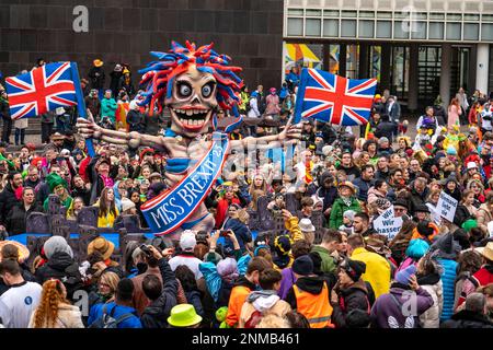 Rosenmontagszug in Düsseldorf, Strassenkarneval, Motivwagen im Karneval, von Wagenbauer Jacques Tilly, Thema Brexit, Groß Britannien leidet unter dem Stockfoto