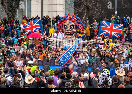 Rosenmontagszug in Düsseldorf, Strassenkarneval, Motivwagen im Karneval, von Wagenbauer Jacques Tilly, Thema Brexit, Groß Britannien leidet unter dem Stockfoto