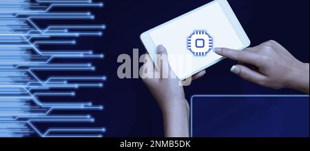 Mann sitzt am Tisch mit Laptop. Große weiße Sprechblase für Text-Overhead. Leeres Dialogfeld auf hellem farbigem Hintergrund. Zeichnungsabbildung. Stockfoto