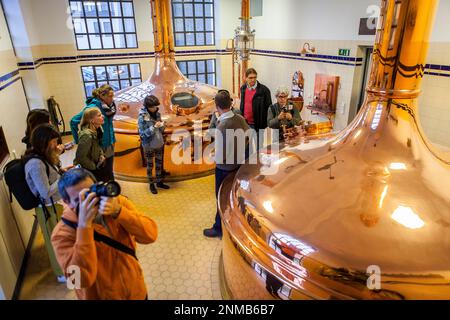 Besucher, die Brauen Zimmer mit Mash Tun Kupfer Panzer im Augustiner Brau, Brauerei, Salzburg, Österreich Stockfoto